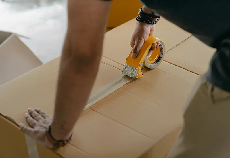 Fechando uma caixa com fita adesiva