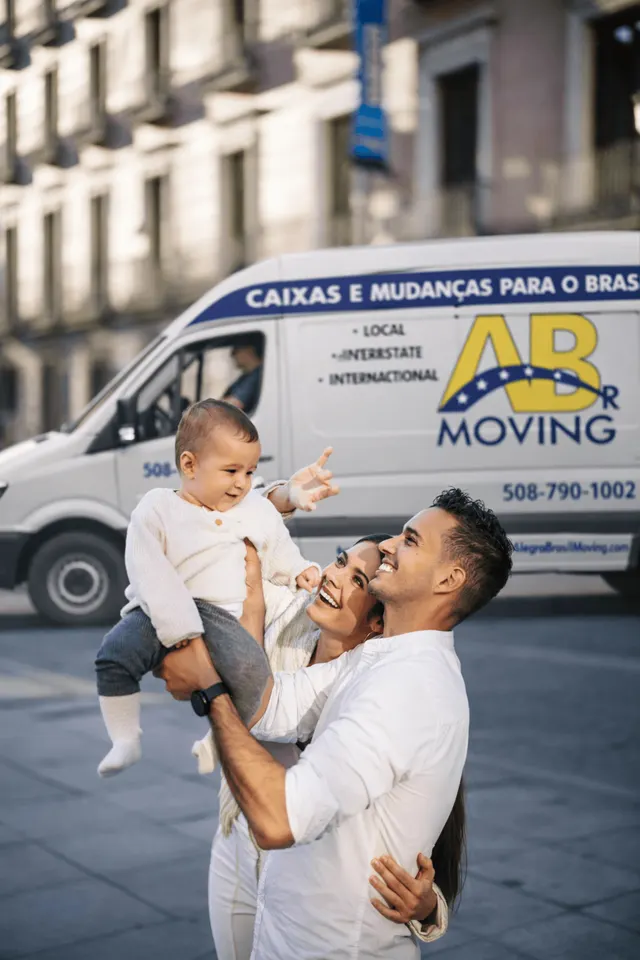 Família feliz em frente à van da Alegra Brasil Moving